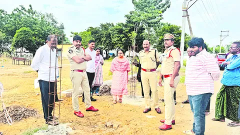 రోడ్డంతా విస్తరిస్తే సరే.. అంబేడ్కర్‌ బొమ్మ దగ్గరైతే కు