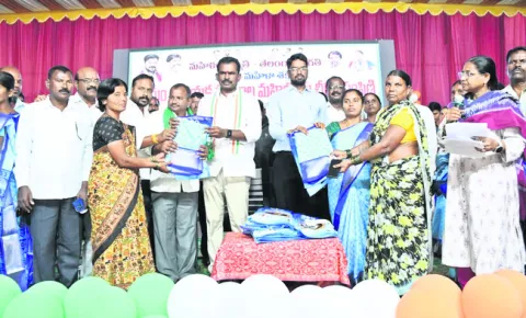 మహిళలను కోటీశ్వరుల్ని చేస్తాం 