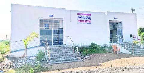 కలెక్టర్‌ వస్తున్నారని తెరిచారు..