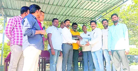 పొన్కల్‌ పాఠశాలకు ఐరన్‌ మ్యాన్‌ విరాళం