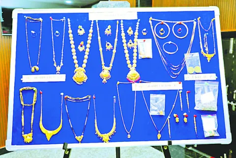 610 గ్రాముల బంగారం స్వాధీనం 
