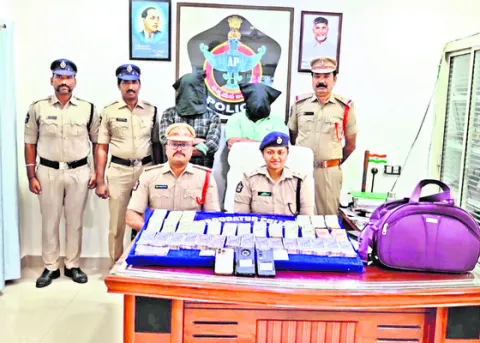 క్రికెట్‌ బెట్టింగ్‌ ముఠా ఆటకట్టు 