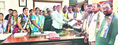 జగనన్న కాలనీలో ఇళ్ల నిర్మాణాల్లో జాప్యం 