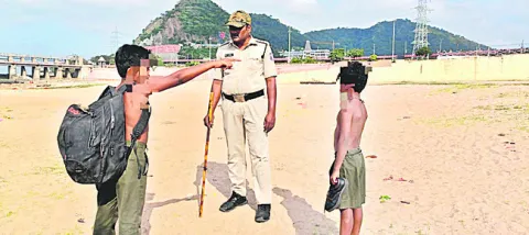 ఇద్దరు విద్యార్థులను రక్షించిన పోలీసులు 