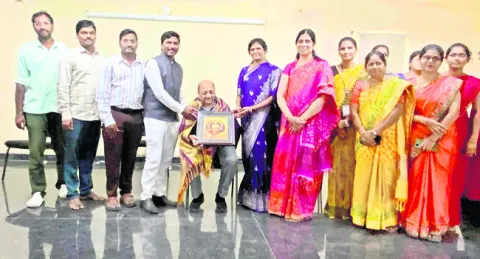 ఔషధ పరిజ్ఞానంతో ఉన్నత ఉద్యోగం