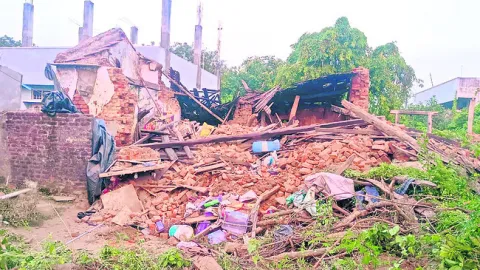 దౌర్జన్యంగా ఇల్లు కూల్చివేత 