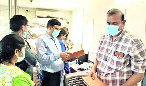 ఏలూరు చైత్ర ఆస్పత్రిలో సోదాలు 