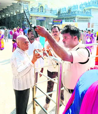 శ్రీవారి ఆలయంలోకి సెల్‌ఫోన్లు.. నో ఎంట్రీ 
