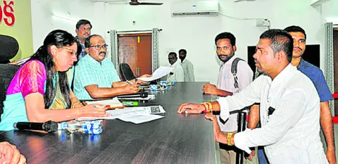 అర్జీలను సత్వరం పరిష్కరించండి 