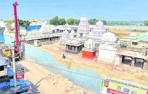 దక్షిణ ప్రాకారం తొలగింపు పనులు షురూ..