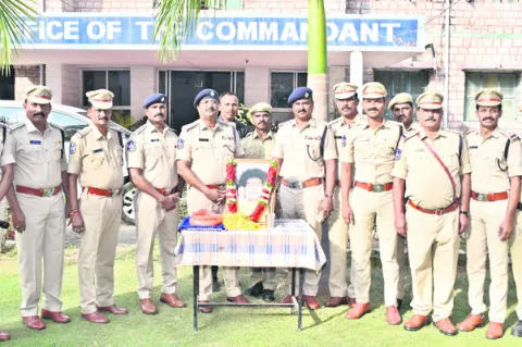 కష్టాల్లో ఉన్నవారికి చేయూతనందించాలి 