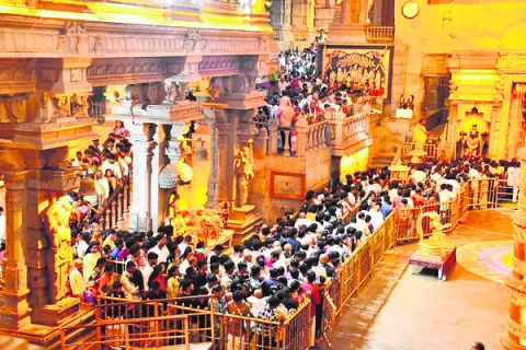 యాదగిరీశుడి క్షేత్రంలో భక్తుల రద్దీ