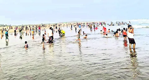 తీరంలో సందడే సందడి 