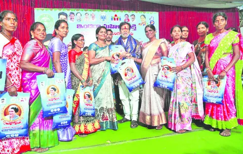 వడ్డీలేని రుణాల ఘనత కాంగ్రెస్‌దే