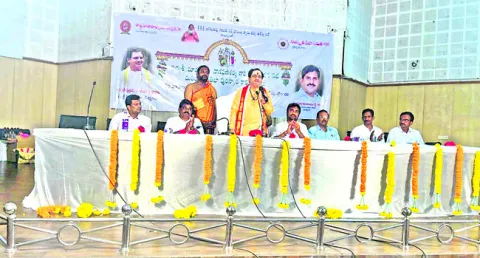 విద్యార్థుల వ్యక్తిత్వాన్ని తీర్చిదిద్దేది భాషోపాధ్యాయు