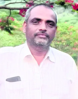 మెట్ల పైనుంచి జారిపడి వ్యక్తి మృతి 
