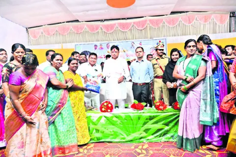 మహిళలందరికీ ఇందిరమ్మ చీరలు