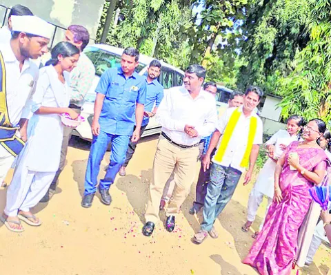 బాలికలకు స్వీయ రక్షణ అవసరం : కలెక్టర్‌ 