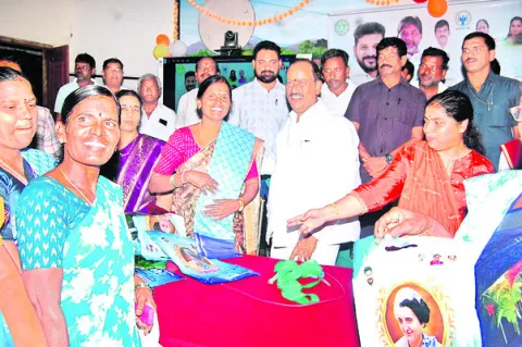 మహిళలు అన్ని రంగాల్లో రాణించాలి