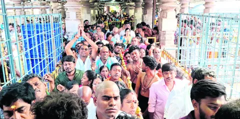 మల్లన్న దర్శనానికి పోటెత్తిన భక్తులు 