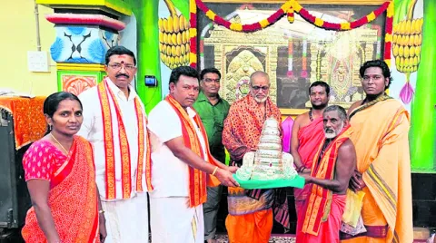 వెండి కిరీటం విరాళం 