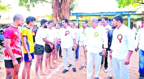 విద్యార్థులు క్రీడల్లో రాణించాలి