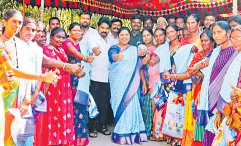 Matta Ragamai Indiramma Sarees Distribution