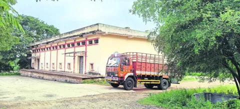 పేదల బియ్యాన్ని బొక్కేస్తూ.. 