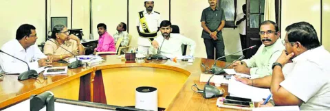 కమ్యూనిటీ శానిటరీ  కాంప్లెక్స్‌లు నిర్మించాలి 
