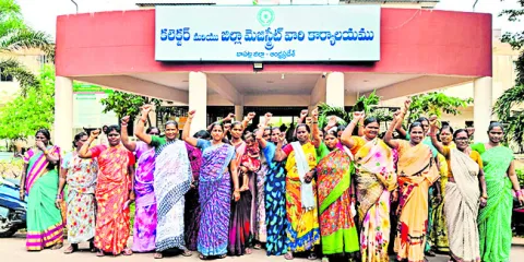 ఆందోళనలతో దద్దరిల్లిన కలెక్టరేట్‌ 