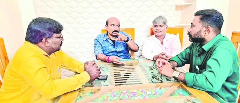 ఎస్సీ, ఎస్టీ ఉద్యోగులు రాజకీయ రంగులు పూసుకోవద్దు