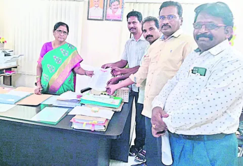 ఉపాధ్యాయుల సమస్యలు పరిష్కరించాలి 