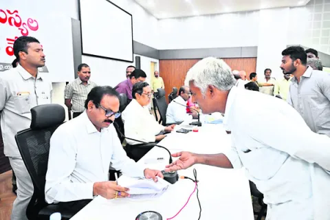 ఫిర్యాదులపై  నిర్లక్ష్యం వహిస్తే చర్యలు 