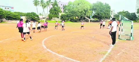 హోరా హోరీగా రాష్ట్ర స్థాయి హ్యాండ్‌ బాల్‌ పోటీలు