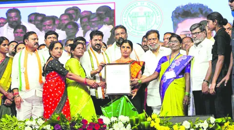 మహిళా సమాఖ్యకు పెట్రోల్‌ బంక్‌ 