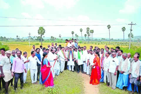 భూ నిర్వాసితులకు అండగా ఉంటాం