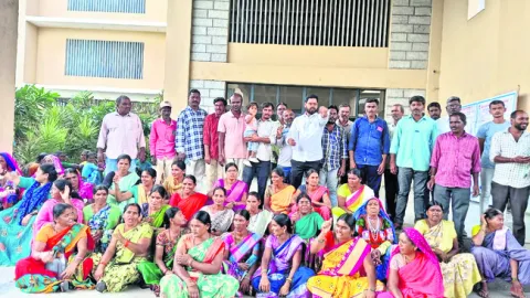 గ్రామకంఠ భూమిని కాపాడాలని బైఠాయింపు 