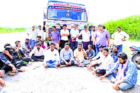 బూడిద లారీలను అడ్డుకొని లారీ ఓనర్ల నిరసన 