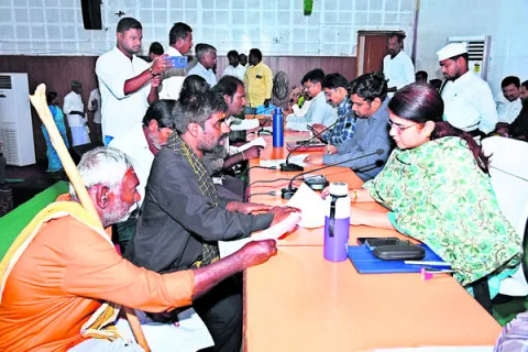 అర్జీలను గడువులోపు పరిష్కరించాలి