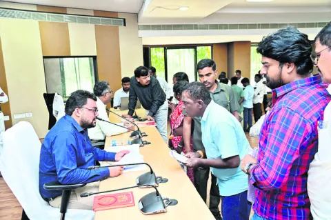 ఫిర్యాదుల పరిష్కారంలో అలసత్వం వద్దు 