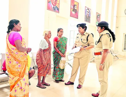 ఇబ్బంది పడుతున్నాం.. ఆదుకోండి 