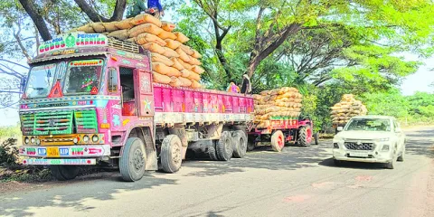 రోడ్ల పక్కనే ధాన్యం కొనుగోళ్లు! 