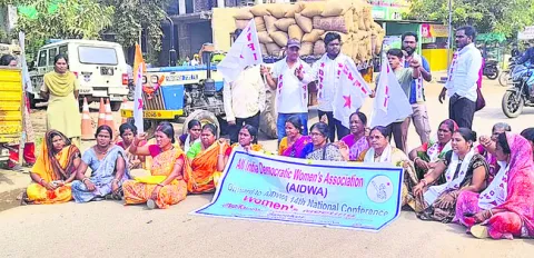 వైన్‌షాపు ఎత్తివేయాలని  మహిళల ధర్నా
