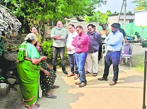 కారుణ్య మరణం కోరిన శేషగిరమ్మ ఇంటికి వైద్యుల బృందం 