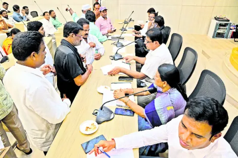 వినడమేనా.. పరిష్కారం లేదా?