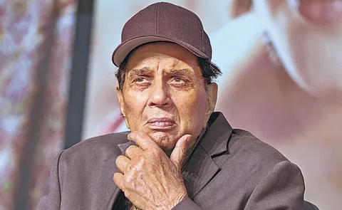 Veteran Bollywood Legend Dharmendra Dies at 89 in Mumbai
