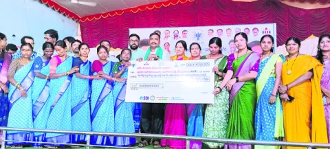 మహిళలు అప్పు ఇచ్చే స్థాయికి ఎదగాలి