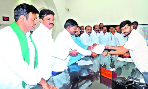 తీవ్ర సంక్షోభంలో అన్నదాత 