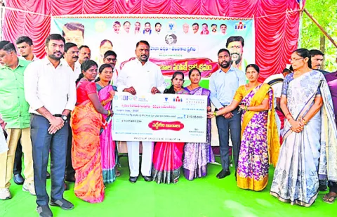 మహిళా సంక్షేమానికి పెద్దపీట