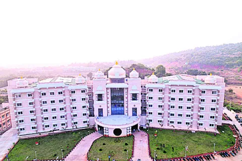 ప్రారంభోత్సవానికి రాజకీయ అడ్డంకులు 